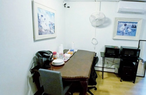 New London Apartment | Clean room w/Queen bed/exclusive bathroom. Free Wifi free parking self check in