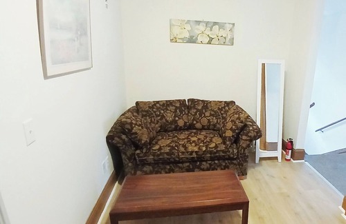 New London Apartment | Clean room w/Queen bed/exclusive bathroom. Free Wifi free parking self check in