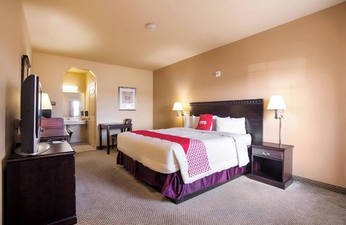 Valley View Hotel | Clean Room with King Bed + Spacious Bathroom in Valley View – Relax & Unwind