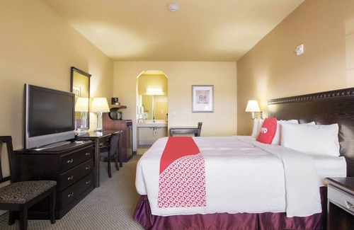 Valley View Hotel | Clean Room with King Bed + Spacious Bathroom in Valley View – Relax & Unwind