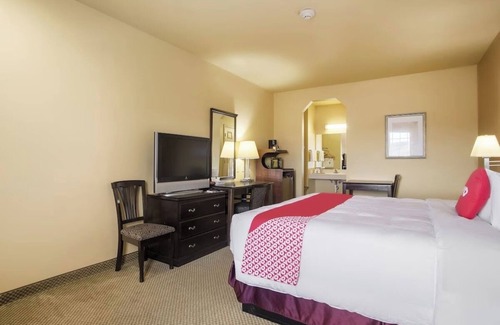Valley View Hotel | Clean Room with King Bed + Spacious Bathroom in Valley View – Relax & Unwind