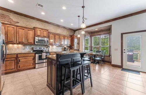 Bella Vista House | CLEAN, Scenic, Amazing deck, 3Kings, GameRm; EZ bike to Back40 & Bentonville