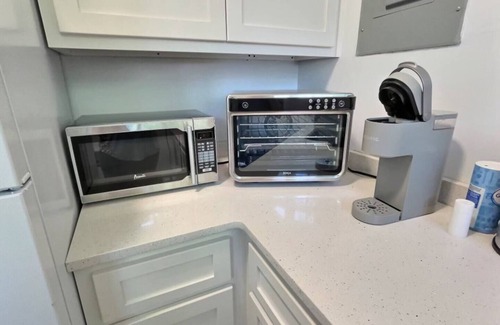 Montgomery Apartment | Clean Space; The Camelia of Old Cloverdale