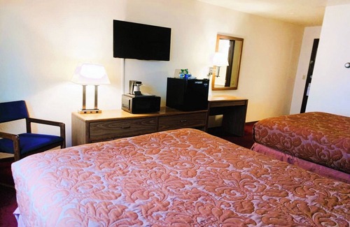 Staples Hotel | Clean Stay Near Dower Lake Adventure – Affordable and Pet Friendly