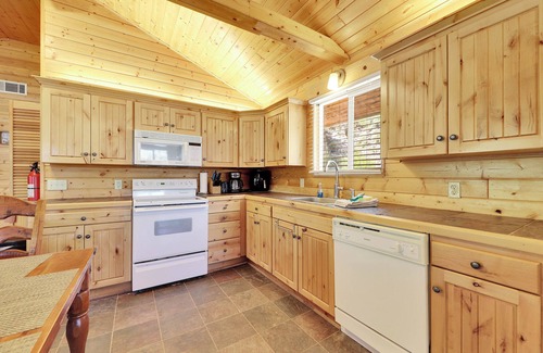Mammoth Creek Cabin | Clear Creek Place, one level can in Panguitch Lake, UT