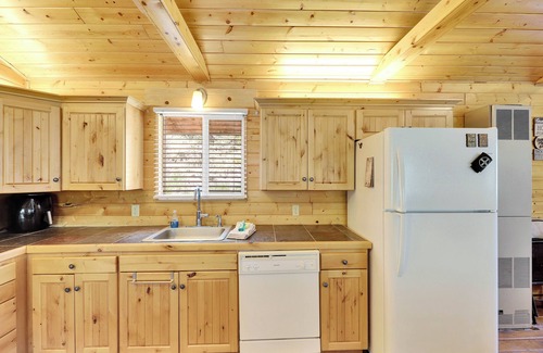 Mammoth Creek Cabin | Clear Creek Place, one level can in Panguitch Lake, UT