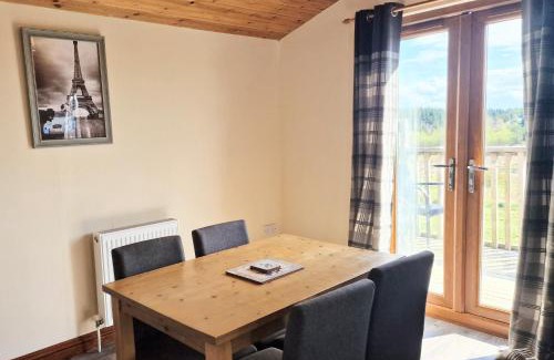 Kelty Ski Chalet | Cleish 7 With Private Hot Tub - Fife - Loch Leven - Lomond Hills - Pet Friendly