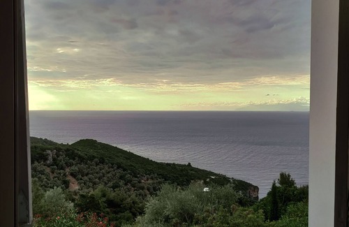 Kali Vrysi House | Cliff House: Unique, contemporary villa with guesthouse, breathtaking sea views