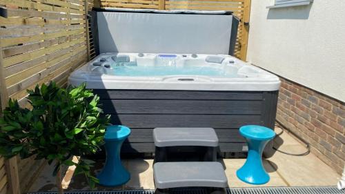 Saltdean House | Cliff Top Heights-Beach front house near Brighton