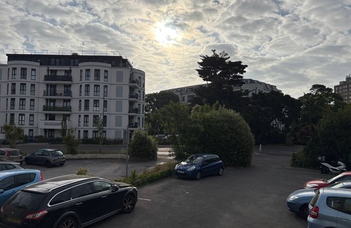 West Cliff Apartment | Cliff-Top, Winterdene Suite