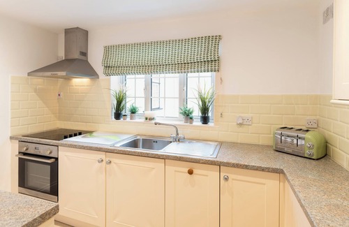 Lyme Regis Cottage | Cliff View Cottage looking out to sea with garden