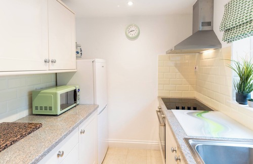 Lyme Regis Cottage | Cliff View Cottage looking out to sea with garden