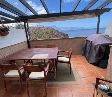 Galdar House | Cliffs Edge