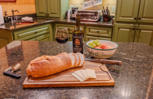 Young Harris Apartment | Cliffside Cottage – King Studio Hideaway w/Creek, Fire Pit & Mountain Charm