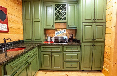 Young Harris Apartment | Cliffside Cottage – King Studio Hideaway w/Creek, Fire Pit & Mountain Charm