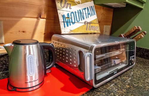 Young Harris Apartment | Cliffside Cottage – King Studio Hideaway w/Creek, Fire Pit & Mountain Charm