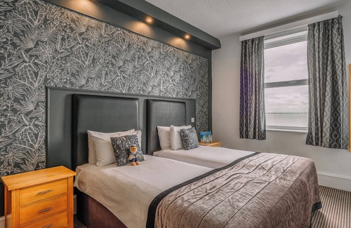 Westcliff-on-Sea Hotel | Clifftop Stay with Stunning Views | Near Beach & Fun Parks