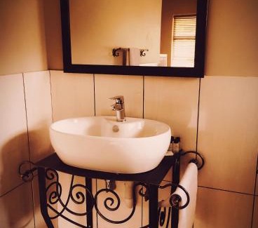 Lochvaal House | Clivia Lodge