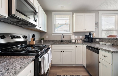 Buckroe Beach House | Close Beach Access - 150 Yards to Fishing Pier!