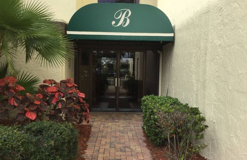 Trailer Estates Condo | Close To Anna Maria Island, Beaches. On IMG Golf Course. Short Drive To Sarasota