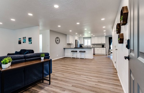 Harlow House | Close to Autzen, Hayward, & Hospitals