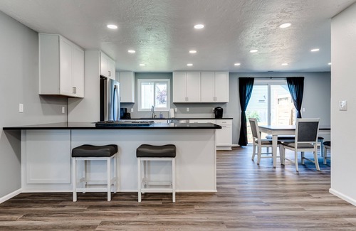 Harlow House | Close to Autzen, Hayward, & Hospitals