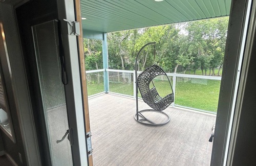 Erskine House | Close to Buffalo lake