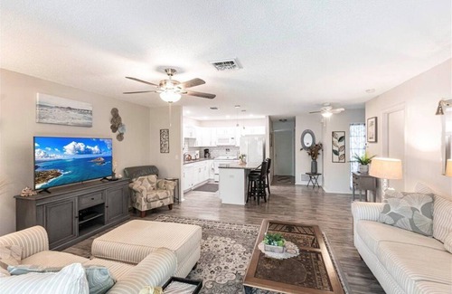 Englewood Cottage | close to Englewood Beach: Cozy Duplex w/Lanai!