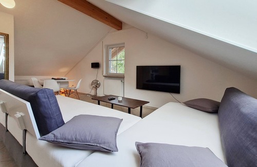 Munchen District Apartment | Close to fair! Special apartment (living room with shower) + priv. parking space