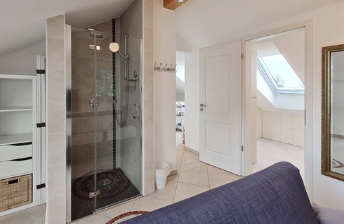 Munchen District Apartment | Close to fair! Special apartment (living room with shower) + priv. parking space