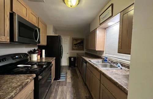 Columbia House | ~Close to Hosp and DT~sleeps 10~