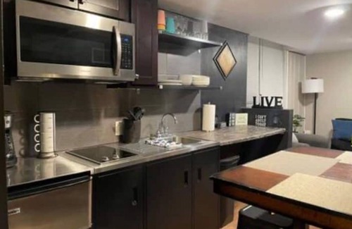Columbia House | ~Close to Hosp and DT~sleeps 10~