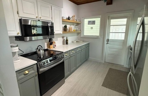 Shore Acres House | Close to it all!