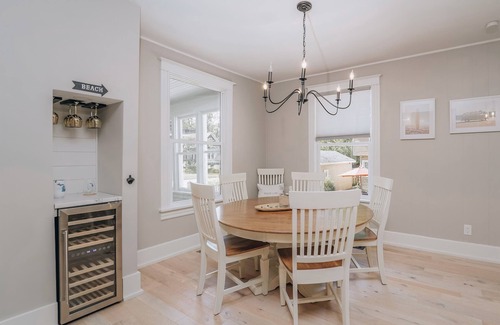 South Haven House | Close to Lake MI & SoHa | Bikes included | Hot tub