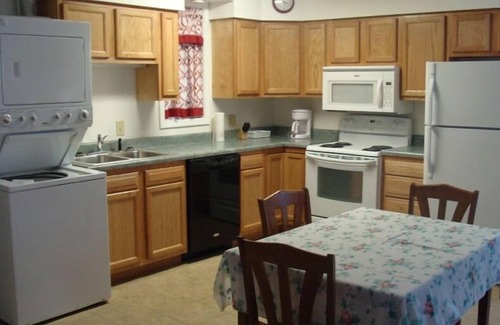 Hardy Cabin | Close to river for fishing, canoes, kayaks, tubing, swimming, antiques in town