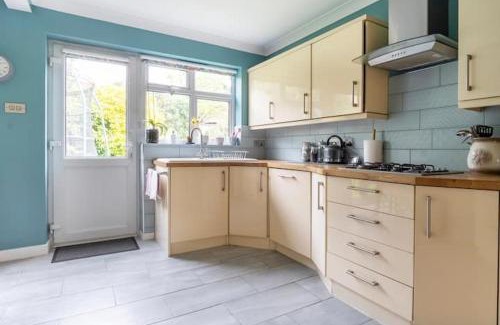 Salisbury House | Close to Salisbury Cathedral (& Hospital)