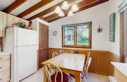 Warren Condo | Close to ski resort condo, gas fireplace, balcony, w/d, free shuttle, wifi