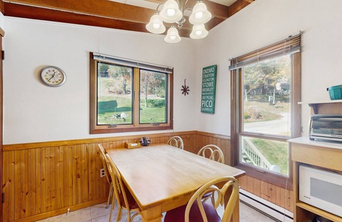 Warren Condo | Close to ski resort condo, gas fireplace, balcony, w/d, free shuttle, wifi