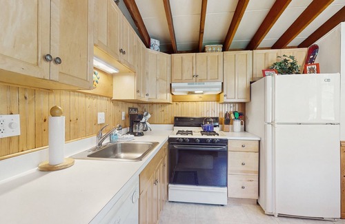 Warren Condo | Close to ski resort condo, gas fireplace, balcony, w/d, free shuttle, wifi