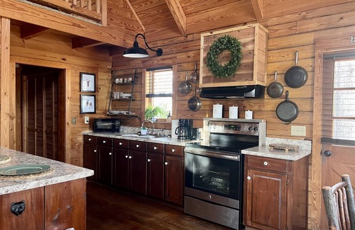 Pine Mountain Cabin | Closest Cabin to Mountain Top Pool!