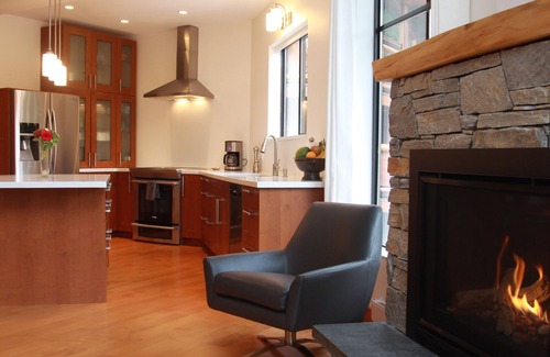 Whistler Cay Heights Bed & Breakfast | Closest Luxury Chalet to Village! Perfect for families~HOT TUB, PATIO, PING PONG