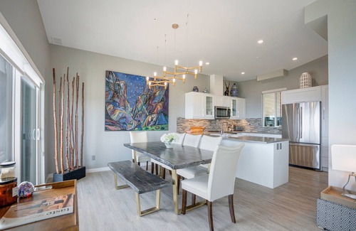 Silver Star Mountain Hotel | Closest to the Gondola – Spacious 3-Bedroom Property w/Hot Tub, Ski-In/Ski-Out & Stunning Views