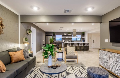 Entertainment District House | Closest Walk to Old Town, Entertainment District