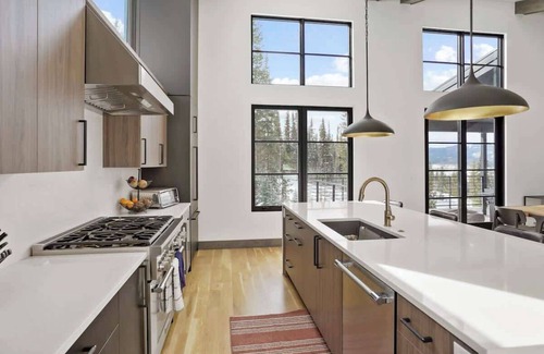 Rendezvous House | Cloud N9NE Chalet | Fireside Views & Hot Tub