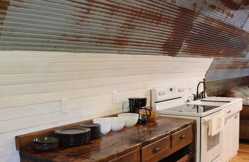 Lebanon Cabin | Clydie’s Cabin located at Bennett Springs. Less than a mile to the spring