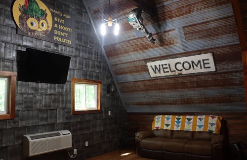 Lebanon Cabin | Clydie’s Cabin located at Bennett Springs. Less than a mile to the spring