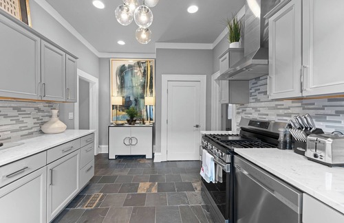 Tuscaloosa House | Coach’s Quarters | Walk to Victory. Sleep Like a Coach.