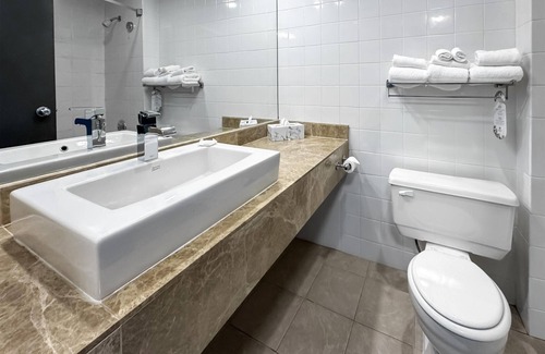 Lower Lonsdale Hotel | Coast Lonsdale Quay Hotel