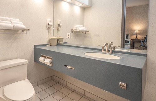 Lower Lonsdale Hotel | Coast Lonsdale Quay Hotel