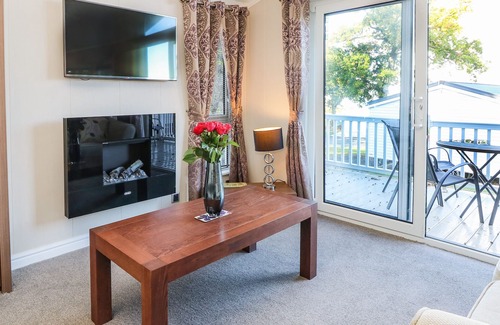 Cowes Cabin | COAST VIEW LODGE, character holiday cottage, with a garden in Cowes